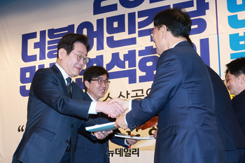 [포토] 민생의제를 전달받는 이재명 민주당 대표