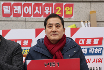 [포토] 박대출 의원, 국민의힘 헌재앞 릴레이시위 참석
