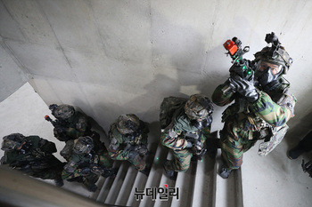 [포토] WMD 제거훈련, 건물 진입하는 장병들