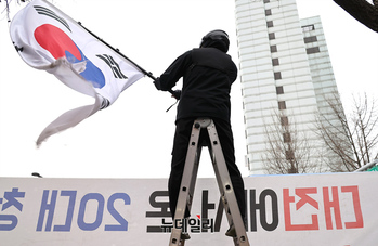 [영상] 태극기 1인시위 이어가는 20대 대전청년