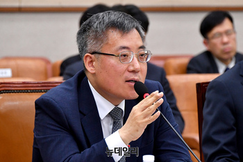 [포토] 답변하는 김석우 법무부 차관