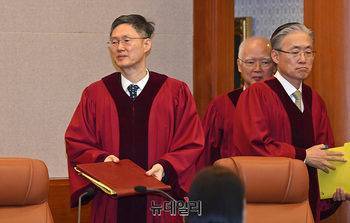 [종합 2보] 감사원장·검사 3인 탄핵 기각 … 멀쩡한 공직자 '정치 희생양' 삼은 민주당 '폭정' 단죄    