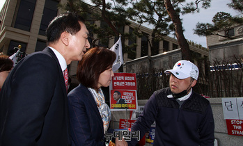 [포토] '탄핵 반대' 단식농성 격려 나선 나경원·김기현 의원
