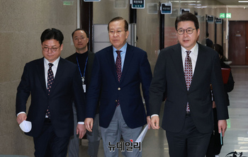 [포토] 기자회견 입장하는 권영세 비상대책위원장