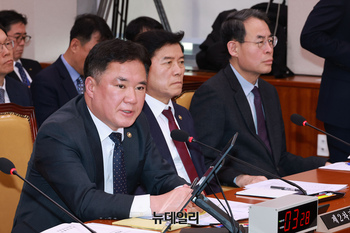 [포토] 답변하는 백원국 국토교통부 차관