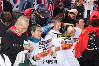 [포토] 헌재 앞 '탄핵각하' 촉구 500명 집단 삭발