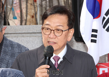 [포토] '탄핵 반대' 삭발식, 발언하는 석동현 변호사 