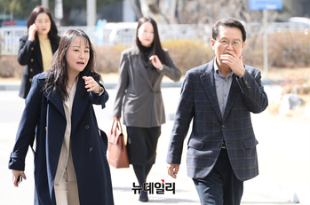 [포토] 검사탄핵 관련 기자회견 입장하는 대통령변호인단