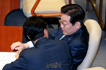 [포토] 본회의서 대화 나누는 이재명·김민석