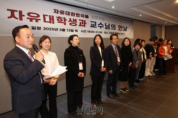 [포토] 참석자 소개하는 남광규 교수