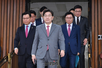 [포토] 회의 참석하는 권성동 국민의힘 원내대표