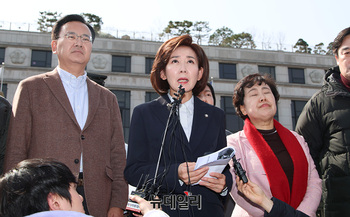 [포토] 나경원 '이재명 8전 8패, 국민께 사과해야'