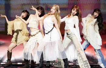 [포토] 타이틀곡 '핫' 무대 선보이는 르세라핌 