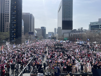 [포토] 탄핵심판 선고 앞둔 주말, 탄핵반대 외치며 모인 광화문