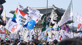 [포토] 시위 깃발에 가려진 경복궁