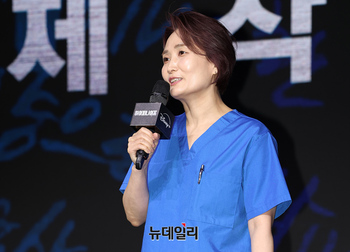 [포토] 수술복으로 등장한 박경림