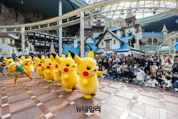 [포토] 롯데월드 어드벤처 "봄시즌 '피카츄'가 떴다"