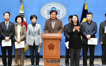 [포토] 민주당 3선, 尹 대통령 파면 백서 발표 기자회견