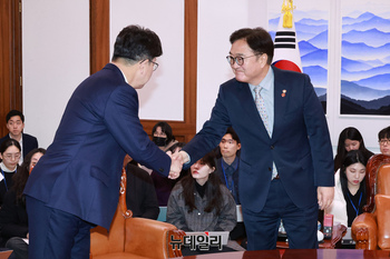 [포토] 악수 나누는 우원식 의장과 권성동 원내대표