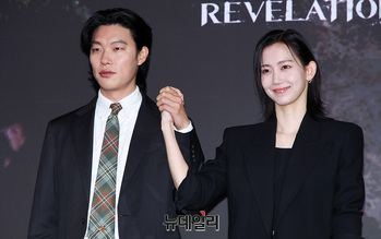 [포토] 계시록 류준열-신현빈 '우린 한 팀'