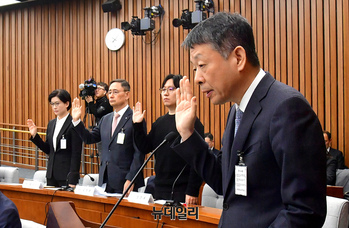 [포토] 증인선서 하는 김광일 MBK 파트너스 부회장