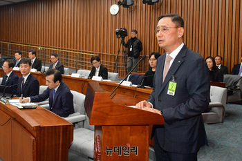 [포토] 답변하는 금정호 신영증권 사장