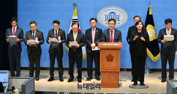 [포토] 상법 개정안 재의 요구권 행사 촉구하는 경제8단체 대표들