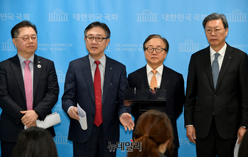 [포토] 기자들의 질문에 답하는 경제8단체 대표들