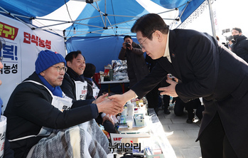 [포토] 단식농성장 방문한 이재명 더불어민주당 대표