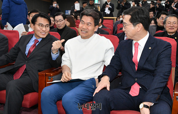 [포토] 대화 나누는 전한길·윤상현·강민국
