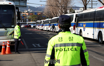 [포토] 헌재 앞 출입 통제하는 경찰