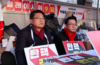 [포토] '탄핵 반대' 릴레이시위 이어가는 이헌승·이종배