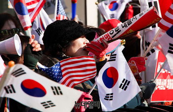 [포토] 헌재 앞 울려퍼지는 '탄핵 반대' 목소리 