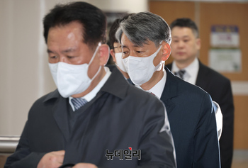 [포토] 내란가담 혐의 첫공판 출석하는 조지호 경찰청장