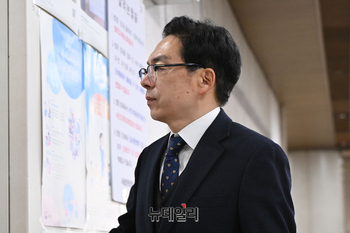 [포토] 첫 공판 출석하는 윤승영 전 국수본 수사기획조정관
