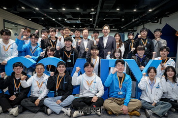 [포토] 청년들과 기념촬영 하는 이재용 회장과 이재명 대표