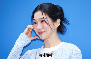 [영상] 포즈 취하는 정윤하 