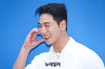 [영상] 백호 '빵 터지는 포토타임'