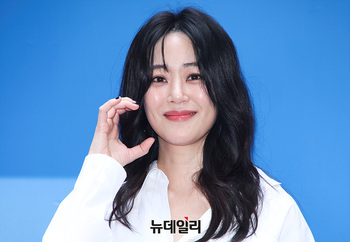 [영상] 김효진 '상큼한 볼하트'