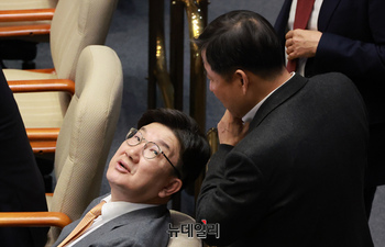 [포토] 대화 나누는 권성동 원내대표와 이철규 의원