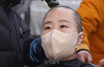 [영상] 익명 청년여성, 탄핵반대 릴레이 삭발 동참