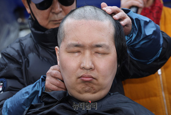 [영상] 탄핵반대 릴레이 삭발하는 부산 청년
