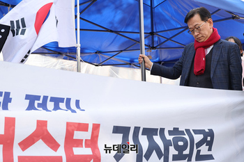 [포토] 국민변호인단 필리버스터 현장 찾은 석동현 변호사