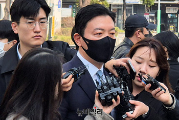 [포토] 영장심사 출석하는 김성훈 경호처 차장 