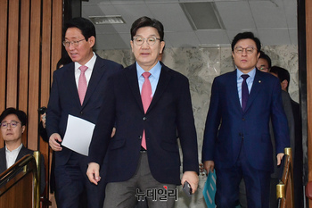 [포토] 회의 참석하는 권성동 원내대표