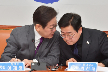 [포토] 대화 나누는 이재명·박찬대