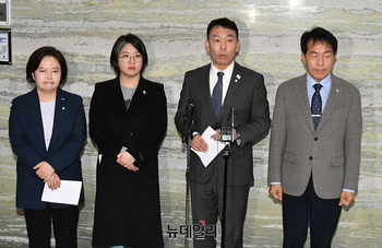 [포토] 최상목 권한대행  탄핵 이유 설명하는 야당 의원들