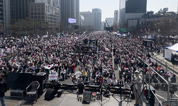 [포토] 탄핵심판 선고 앞둔 주말, 광화문 가득 채운 '탄핵 반대' 시민들