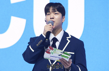 [포토] 그룹 키키(KiiiKiii) 소개하는 MC 유재필 