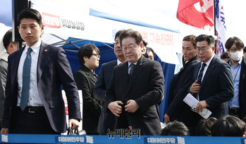 [포토] 경호원 앞세우고 최고위 참석하는 이재명 대표